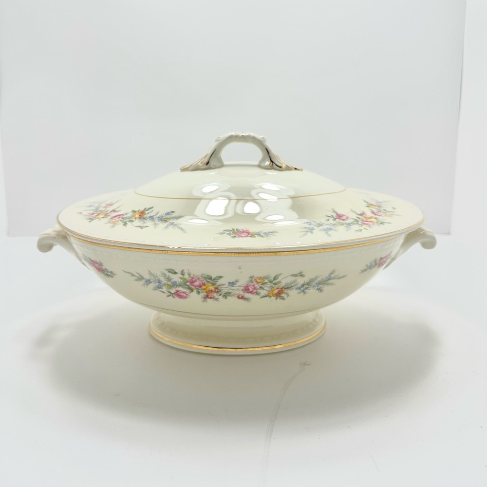 1960’s Homer Laughlin Eggshell Georgian Covered Casserole Bowl & Lid G51N5